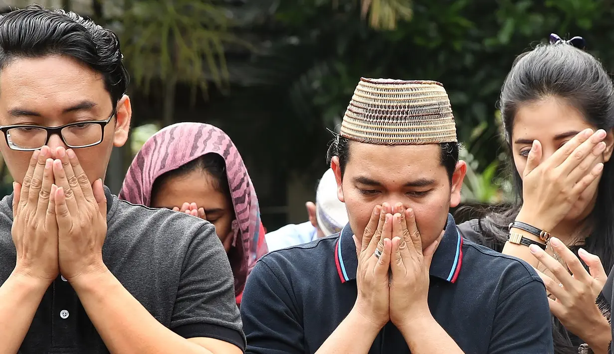 Sempat mendapat angin segar saat sang dokter mengatakan ada kemungkinan sang anak dapat hidup jika ia menangis saat lahir. Ditunggu-tunggu hal itu tak kunjung terjadi dan akhirnya Kenward meninggal dunia. (Bambang E. Ros/Bintang.com)