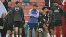 Setelah bermain imbang 1-1 pada leg pertama, pertandingan ini menjadi pertaruhan bagi El Cholo, julukan untuk Diego Simeone, membawa timnya melangkah ke final Liga Champions ketiga mereka. Tampak dalam foto, pelatih Atletico Madrid asal Argentina, Diego Simeone (tengah), memantau timnya saat sesi latihan resmi jelang leg kedua semifinal Liga Champions 2025/2026 melawan Arsenal di lapangan Emirates Stadium, London, Inggris, pada Senin 4 Mei 2026. (Glyn KIRK/AFP)