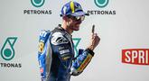 Pebalap MotoGP asal Spanyol dari tim BK8 Gresini Racing MotoGP, Alex Marquez, merayakan kemenangan setelah memenangkan balapan MotoGP Grand Prix Malaysia di Sirkuit Internasional Sepang, Sepang, pada Minggu 26 Oktober 2025. (Lillian SUWANRUMPHA/AFP)
