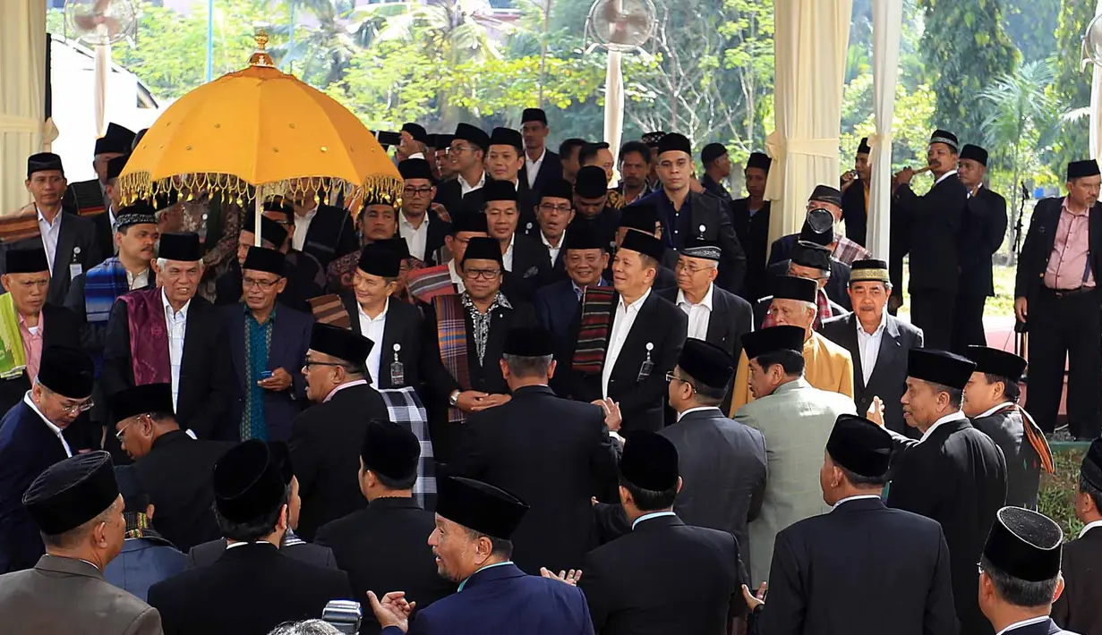 Mangalo-alo Mora merupakan prosesi penyambutan kedatangan keluarga Siregar, atau kakak dan adik laki-laki dari ibunda Bobby Nasution, Ade Hanifah Siregar. Terlihat keluarga Siregar membawa bingkisan untuk keluarga Nasution. (Deki Prayoga/Bintang.com)