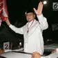 Calon Presiden Prabowo Subianto menyapa pendukungnya di sepanjang jalan Imam Bonjol usai pengambilan nomor urut di Gedung KPU Jakarta, Jumat (21/9). Pasangan Prabowo-Sandi mendapat nomor urut 2. (Liputan6.com/Fery Pradolo)