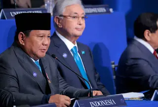 Untuk diketahui, Board of Peace (BoP) atau Dewan Perdamaian adalah badan pengawas internasional yang digagas Presiden Amerika Serikat, Donald Trump, pada Januari 2026, untuk mengawasi rekonstruksi, pemerintahan, dan stabilitas di Gaza, Palestina, pasca-konflik berkepanjangan antara Israel dan Hamas. Tampak dalam foto, Presiden Republik Indonesia, Prabowo Subianto (kiri) saat berbicara pada pertemuan perdana Dewan Perdamaian di Institut Perdamaian Donald J. Trump di Washington DC, Amerika Serikat, pada Kamis 19 Februari 2026. (Chip Somodevilla/Getty Images North America/Getty Images via AFP)