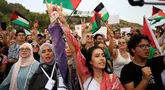 Para aktivis bernyanyi memberikan dukungan kepada konvoi Global Sumud Flotilla saat tiba di pelabuhan Sidi Bou Said, Tunis, Tunisia, pada Minggu 7 September 2025. (AP Photo/Anis Mili)