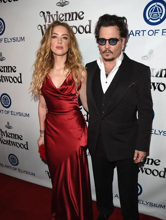 Aktor kharismatik tersebut lebih memilih bungkam dari kasus KDRT yang menuduhnya. Johnny kembali menjalani tur beberapa kota dengan band Vampire Hollywood. (AFP/Bintang.com)