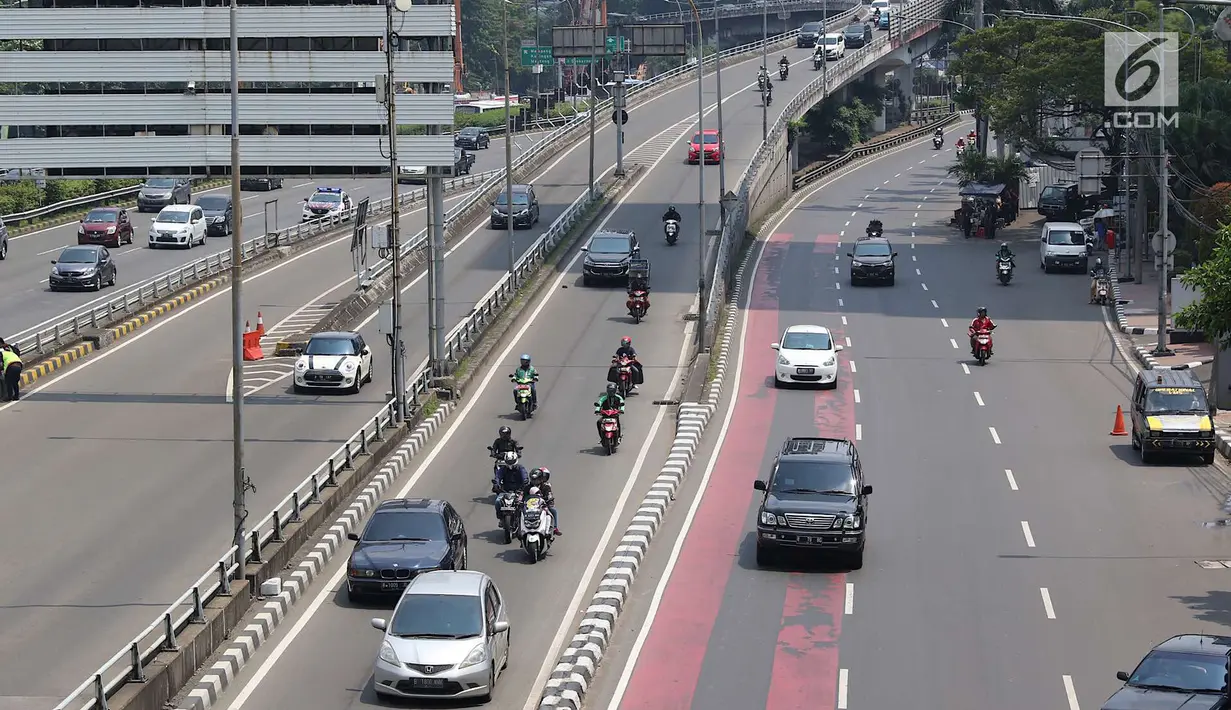 Suasana arus lau lintas di Jalan Gatot Soebroto di Jakarta, Selasa (1/5). Memperingati Hari Buruh yang jatuh pada tanggal 1 Mei, sejumlah organisasi pekerja mengadakan demonstrasi di beberapa lokasi di wilayah Jakarta. (Liputan6.com/Immanuel Antonius)