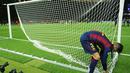 Gerard Pique bek Barcelona memotong jala gawang usai final Liga Champions melawan Juventus  di Olympiastadion, Berlin. (Reuters / Michael Dalder)