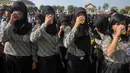 Sejumlah pelajar saat minum jamu bersama di Alun-Alun Satya Negara Sukoharjo, Jawa Tengah, Rabu (1/4/2015). Kegiatan tersebut dalam rangka pelestarian jamu ke masyarakat nasional maupun internasional. (Liputan6.com/Johan Tallo)