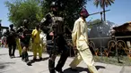 Militer Irak menggiring sejumlah pria yang diduga sebagai militan ISIS saat akan konferensi pers di Irak direktorat intelijen militer di Baghdad (7/9). Militer Irak berhasil menangkap beberapa militan ISIS beserta senjata. (REUTERS/Khalid al Mousily)