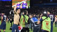 Striker PSG, Edinson Cavani, merayakan gelar juara Ligue 1 usai mengalahkan AS Monaco di Stadion Parc des Princes, Prancis, Minggu (15/4/2018). PSG menang 7-1 atas Monaco. (AFP/Christophe Archambault)