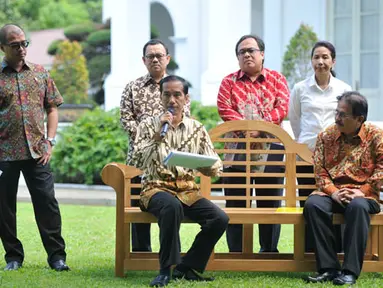 Presiden Jokowi (ketiga kiri) memberikan keterangan pers terkait penurunan harga BBM bersubsidi di kompleks Istana Kepresidenan, Jakarta, Jumat (16/1). (ANTARA FOTO/Andika Wahyu)