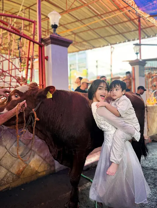 <p>Fuji mengajak keponakannya berfoto bersama seekor sapi. Diduga itu merupakan hewan kurban mereka. (Foto: Instagram/ fuji_an)</p>