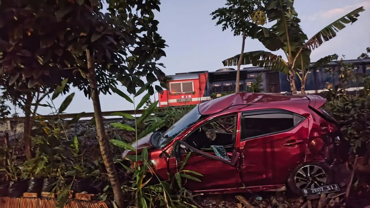 Kondisi kendaraan minibus yang terseret hingga 30 meter pasaca tertabrak KA Exspres Rajabasa di Kota Bandar Lampung. Foto : (Istimewa).
