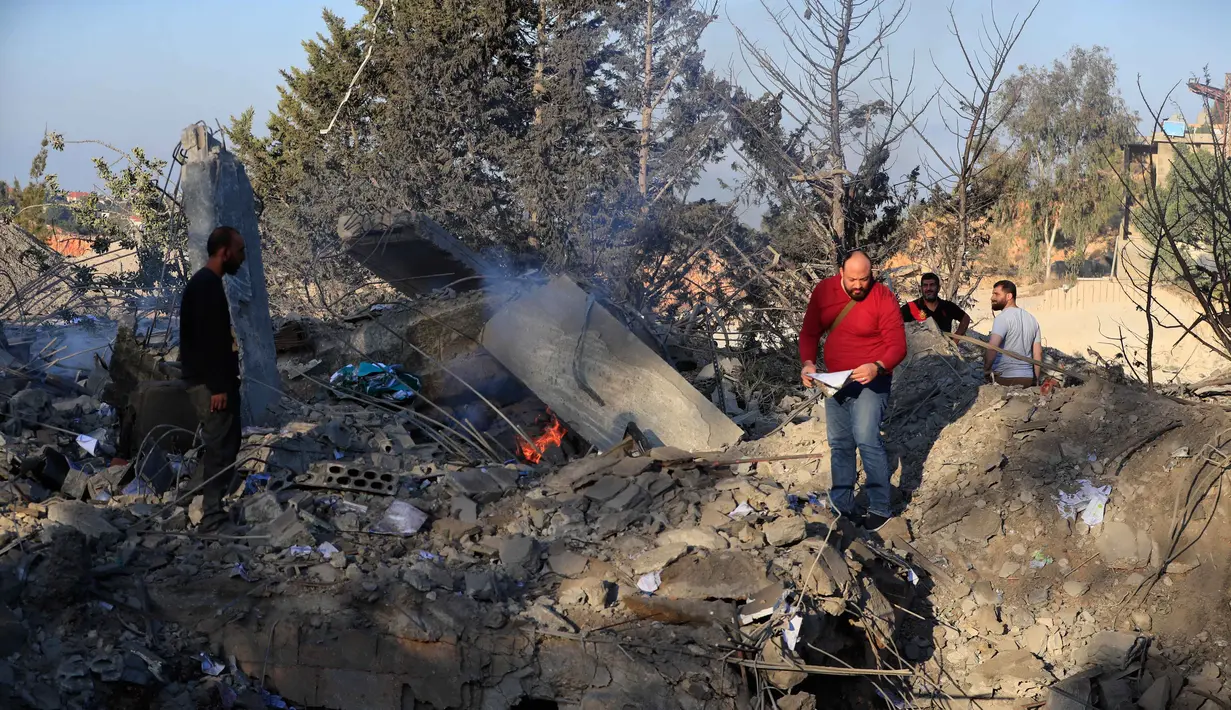 Militer Israel melancarkan serangan udara ke sejumlah wilayah di Lebanon pada Kamis (16/10/2025) waktu setempat. (AP Photo/Mohammad Zaatari)