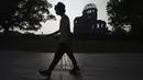 Kubah Bom Atom terlihat saat senja di Hiroshima, Jepang barat, Selasa (4/8/2020). Kota Hiroshima pada Kamis, 6 Agustus, menandai peringatan 75 tahun pemboman atom AS. (AP Photo / Eugene Hoshiko)
 