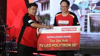 Pebulu tangkis legendaris, Tan Joe Hok mendapatkan penghargaan Super Legend dari Djarum Foundation (Liputan6.com/Thomas)