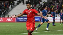 Pemain Timnas Thailand U-22, Irfan Jauhari melakukan selebrasi setelah mencetak gol ketiga timnya ke gawang Thailand pada laga final sepak bola SEA Games 2023 di Olympic Stadium, Phnom Penh, Kamboja, Selasa (16/05/2023). (AFP/Mohd Rasfan)