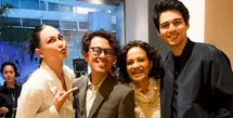 Luna Maya hadir dengan kemeja putih plisket serasi dengan heelsnya, dipadukan celana hitam. Sedangkan sang kekasih, Maxime tampil serba hitam. [@lunamaya]