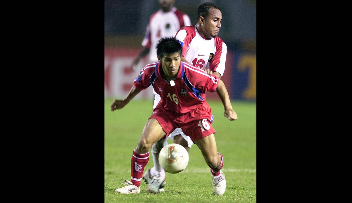 Dua gol lagi diciptakan oleh Imran Nahumarury (belakang) dan bunuh diri pemain Filipina, Solomon Licuanan. (AFP/Weda)