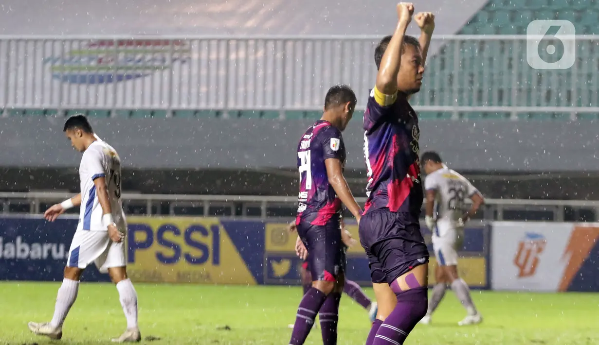 Pemain RANS Cilegon FC, Hamka Hamzah melakukan selebrasi usai menumbangkan PSIM Yogyakarta pada laga semifinal Liga 2 Indonesia 2021 di Stadion Pakansari, Kab Bogor, Senin (27/12/2021). RANS Cilegon unggul 3-0 dan memastikan satu tempat promosi ke Liga 1. (Liputan6.com/Helmi Fithriansyah)