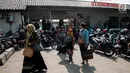 Calon penumpang menunggu kedatangan kereta di Stasiun Bekasi, Jawa Barat, Jumat (19/5). Perjalanan KRL Bekasi-Jakarta Kota yang sempat mengalami gangguan karena Stasiun Klender terbakar, kini kembali normal. (Liputan6.com/Gempur M Surya)