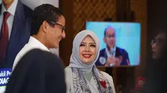 Nur Asia Uno kerap mendampingi Sandiaga Uno di berbagai acara. Keduanya selalu tampil stylish dan sederhana di tiap kesempatan. (Liputan6.com/IG/@nurasiauno)