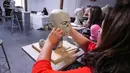 Siswa menyelesaikan patung wajah orang mati dari tanah liat di New York Academy of Art in New York pada  bulan Januari 2016. Patung dibuat dengan harapan dapat menemukan identitas orang yang mati. (Courtesy the New York Academy of Art/Handout via REUTERS)