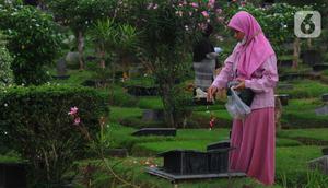 Warga menabur bunga saat berziarah ke makam TPU Malaka di Jakarta Timur, Sabtu (11/2023). Untuk menghindari kepadatan saat berziarah ke makam keluarga, warga memilih untuk lebih awal guna menghindari kepadatan ziarah kubur jelang bulan suci Ramadhan 1444 Hijriah. (merdeka.com/Imam Buhori)