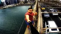 Turis ini berani nekat memanjat Jembatan Brooklyn demi selfie. Keamanan jembatan pun dipertanyakan publik.