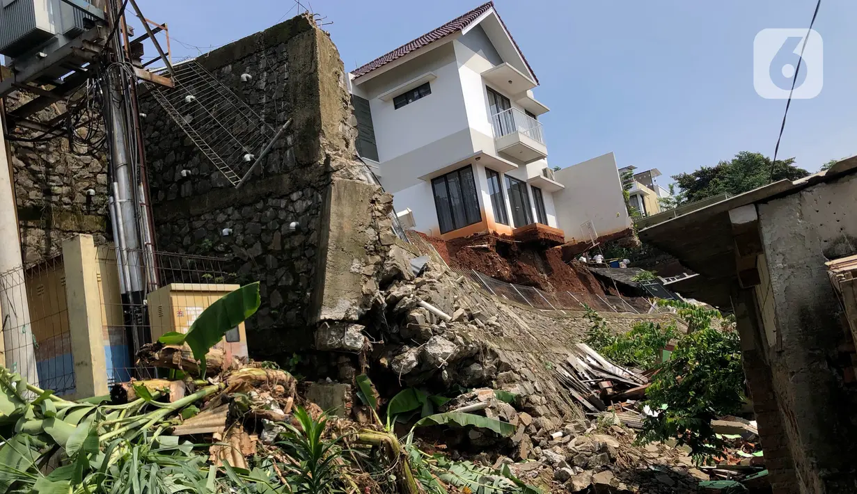 Suasana longsor di Jalan Damai, Ciganjur, Jakarta Selatan, Minggu (11/10/2020). Hujan yang deras sejak Sabtu (10/10/2020) sore mengakibatkan kawasan tersebut mengalami banjir sekaligus longsor serta mengakibatkan dua orang luka-luka dan satu orang meninggal dunia. (Liputan6.com/Immanuel Antonius)