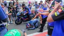 <p>Pembalap Yamaha Racing Indonesia, Muhammad Faerozi Toreqottullah merayakan kemenangan setelah finis ketiga dalam Race 1 SS600 Asia Road Racing Championship (ARRC) Mandalika 2025 di Sirkuit Internasional Mandalika, Lombok, Nusa Tenggara Barat, Sabtu (30/08/2025). (Bola.com/Bagaskara Lazuardi)</p>