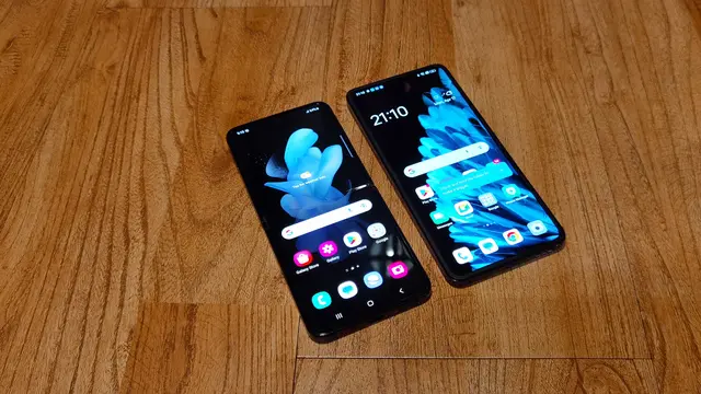 [kiri-kanan] Layar utama Oppo Find N2 Flip dan Samsung Galaxy Z Flip4 saat dibuka sepenuhnya. Liputan6.com/Iskandar