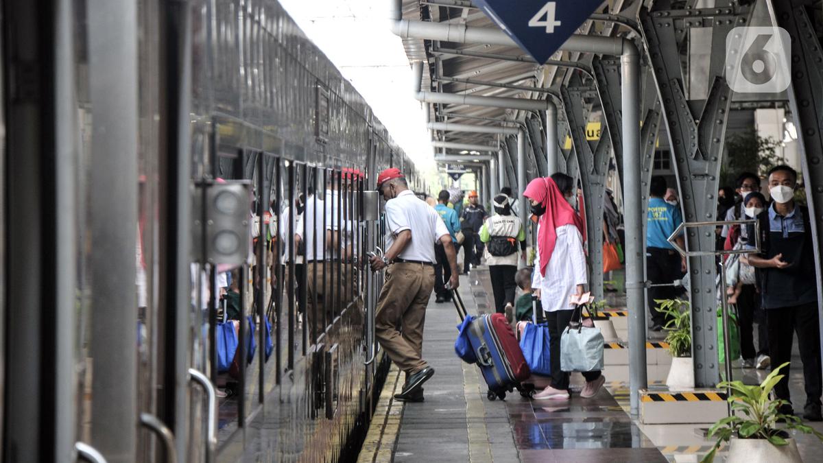 Anak Krakatau Erupsi, Penumpang Kereta Api Surabaya-Jakarta Melonjak 88%