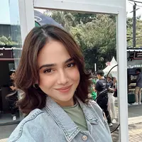 Potret selfie Syifa Hadju pakai jaket denim. Bahkan kecantikannya tak luntur di bawah cahaya matahari langsung. [Foto: Instagram/syifahadju]