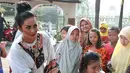 Penyanyi Krisdayanti Sabtu (2/9) menyembelih hewan kurbannya. Diva pop Indonesia itu kurban sapi dan kerbau di masjid dekat kediamannya, Masjid Jami Al-Maghfiroh kawasan Jeruk Purut, Cilandak, Jakarta Selatan. (Bambang E Ros/Bintang.com)