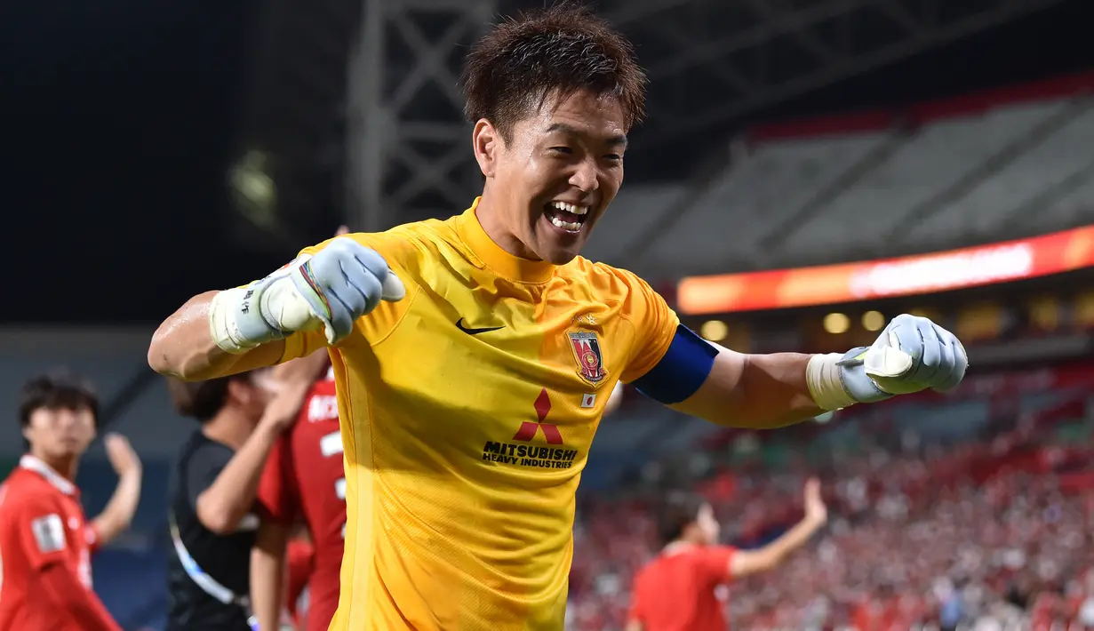 Kiper Urawa Red Diamonds, Shusaku Nishikawa menjadi aktor utama di balik keberhasilan timnya menyandang predikat tim dengan pertahanan terbaik. Hingga kini ia telah mencatat 8 kali nir-bobol dalam 21 laga. (AFP/Kazuhiro Nogi)