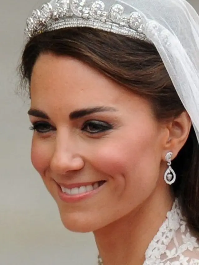 Kate Middleton mengenakan Tiara Cartier Halo Scroll dalam acara pernikahannya dengan Pangeran William. (Twitter/@DameYankee)