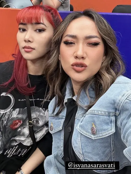Isyana Sarasvati terlihat hadir mengenakan tshirt hitam bergambar dengan kalung sebagai aksesorinya. [@bclinclair]