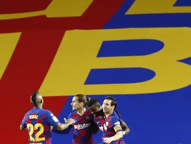 Pemain Barcelona Antoine Griezmann (kedua kiri) melakukan selebrasi usai mencetak gol ke gawang Leganes pada pertandingan La Liga Spanyol di Camp Nou, Barcelona, Spanyol, Selasa (16/6/2020). Wasit menganulir gol Griezmann karena menilai telah terjadi offside terlebih dulu. (AP Photo/Joan Montfort)