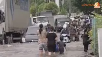 [VIDEO] Banjir di Grogol, Truk Kontainer pun Mogok