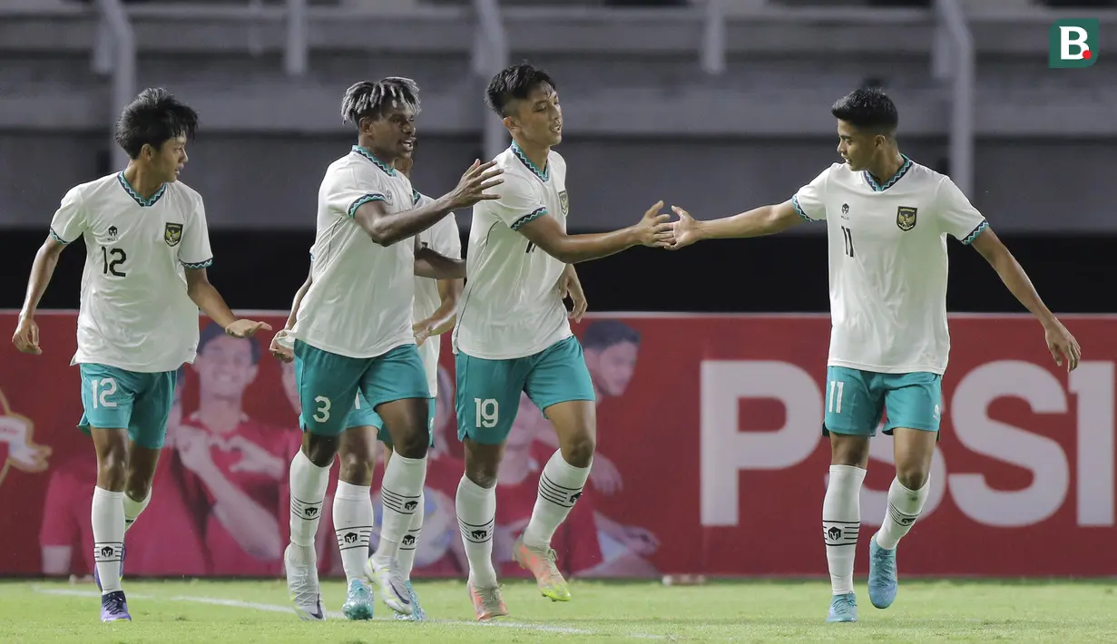 Timnas Indonesia U-20 sudah unggul 1-0 pada menit ke-10. Gol dicetak Rabbani Tasnim Siddiq (kedua dari kanan) via tandukan kepala memanfaatkan umpan tendangan bebas Zanadin Fariz. (Bola.com/Ikhwan Yanuar)
