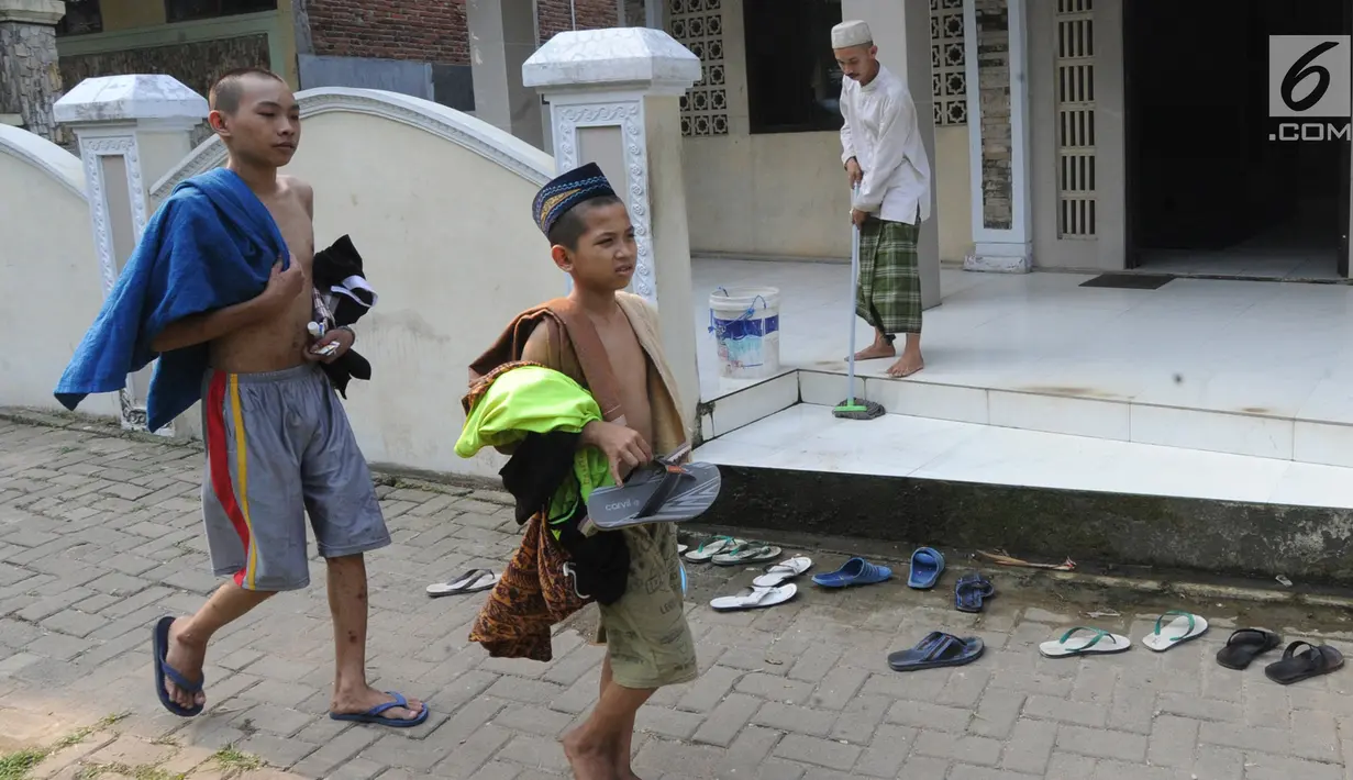 Santri mantan pecandu narkoba gorilla menuju mesjid di Pesantren Rehabilitasi Narkoba  Hikmah Syahadah, Pasir Nangka, Tigaraksa, Tangerang, Rabu (4/9/2019). Sekitar 50 santri yang umumnya mantan pecandu narkoba menjalani terapi penyembuhan di pesantren ini. (merdeka.com/Arie Basuki)