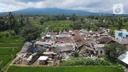 Foto udara memperlihatkan pemukiman yang hancur akibat gempa di Desa Sarampad, Kabupaten Cianjur, Jawa Barat, Selasa (22/11/2022). Warga yang terdampak gempa berharap bantuan seperti makanan, obat-obatan, selimut, dan petugas medis bisa segera datang. (Liputan6.com/Herman Zakharia)