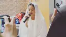 2 hari sebelum menikah, Mytha Lestari menggelar penggajian. Kala it ia tampil cantik dengan mengenakan busana warna putih. (Foto: instagram.com/mytha_lestari)