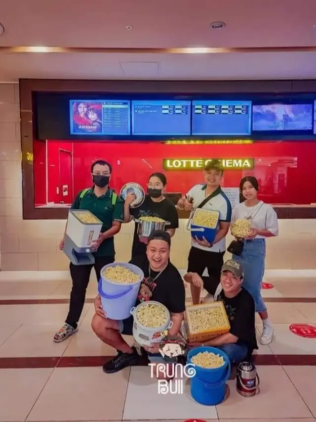 8 Potret Netizen Bawa Wadah Nyeleneh ke Bioskop saat Promo Popcorn, Bikin Geleng Kepala