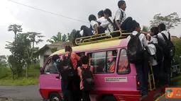 Citizen6, Magelang: Penumpang yang didominasi siswa sekolah tampak nyaman menikmati fasilitas angkutan walaupun sangat beresiko. (Pengirim: Masyully)