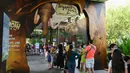 Pengunjung mengantre untuk masuk pada hari pertama pembukaan Kebun Binatang Singapura untuk umum di Singapura, Senin (6/7/2020). Kebun binatang yang hampir tiga bulan ditutup akibat pandemi virus corona ini dibuka kembali dengan penerapan protokol kesehatan. (Roslan RAHMAN/AFP)