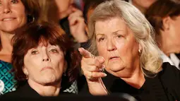 Kathleen Willey dan Juanita Broaddrick, yang mengaku 'korban' pelecehan seksual dari suami Hillary Clinton, Bill Clinton, menghadiri Debat Capres AS putaran kedua di Washington University,  St Louis, Missouri, Minggu (9/10).  (REUTERS/Lucy Nicholson)