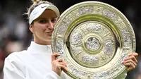 Petenis Republik Ceko Marketa Vondrousova berselebrasi dengan mencium trofi Venus Rosewater Dish setelah memenangkan final tunggal putri Wimbledon 2023 di&nbsp;The All England Lawn Tennis Club, Wimbledon, London, Sabtu, 15 Juli 2023. Ia menang&nbsp;6-4 dan 6-4 atas Petenis Tunisia&nbsp;Ons Jabeur. (SEBASTIEN BOZON / AFP)