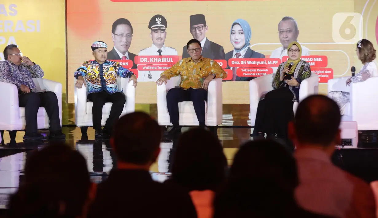 Deputi Bidang Ekonomi Digital dan Produk Kreatif Muhammad Neil El Hikam, Wali Kota Tarakan Khairul, Sekjen PHRI Maulana, dan Sekretaris Daerah Provinsi Kalimantan Timur Sri Wahyuni (kiri ke kanan) saat diskusi Lintas Generasi: Geliat Industri Hiburan dan Pariwisata Pasca Pandemi yang digelar pada ajang Festival 6 di Senayan Park, Jakarta, Minggu (9/7/2023). (Liputan6.com/Helmi Fithriansyah)