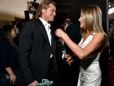Brad Pitt dan Jennifer Aniston menghadiri SAG Awards 2020 di Shrine Auditorium, Los Angeles, Minggu (19/1/2020). Brad Pitt dan Jennifer Aniston terlihat berinteraksi di hadapan kamera awak media untuk pertama kalinya sejak bercerai pada tahun 2005 lalu. (Emma McIntyre/Getty Images for Turner/AFP)